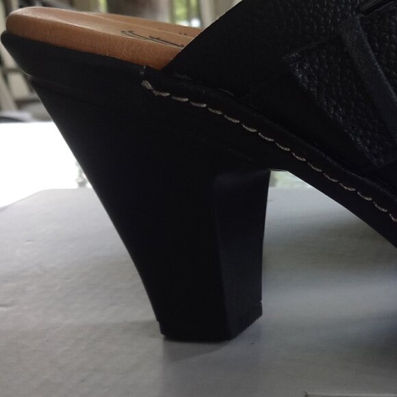 Sofft slip on Mules/Clogs size 8M black pebbled leather 3.5" heels studded strap - Picture 12 of 15